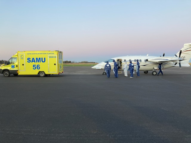 #COVID19
À #Vannes, 2 nouveaux patients transférés d'Avignon, pris en charge par le SAMU56 et accueillis en réanimation. Merci encore aux équipes mobilisées !