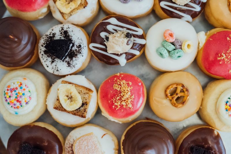 Monmontreal's tweet photo. Parce qu'il y a mille et une raisons de se gâter aujourd'hui: 
les beignes à essayer à Montréal 🍩
https://t.co/rY4Sx4zOYJ
📷 @doughnatsmtl (@alislatphoto)
#MTL #beignes https://t.co/6tAWFPlUZk