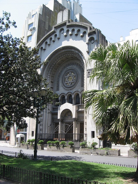 Argentina has the worlds 6th largest jewish community, & theyr an integral part of the nation’s history & culture, &right next 2the Teatro Colon, proudly in the heart of BuenosAires, is the Templo Libertad, an impressive synagogue that I must say I always found a touch terrifying
