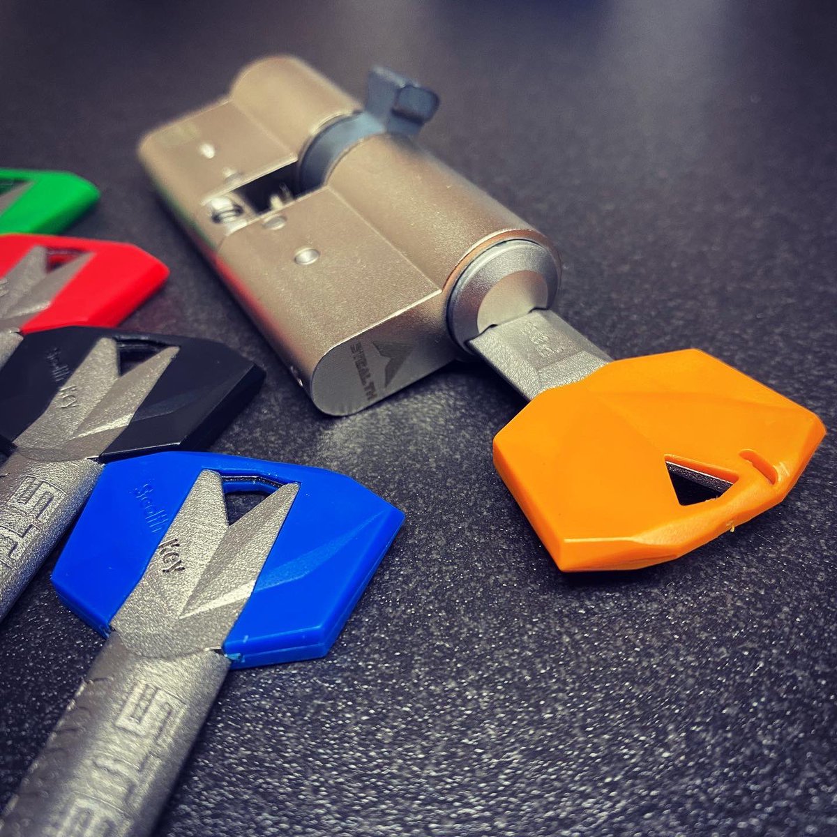 LockNoob1's tweet photo. An awesome Urban Alps @thestealthkey Lock with its iconic 3D printed metal keys π Watch my video this weekend for more info. Kindly lent to me from the private collection of @ZiehFix π #lock #locksport #highsecuritylock #lockporn #locksmith https://t.co/NIOesCcZ5k