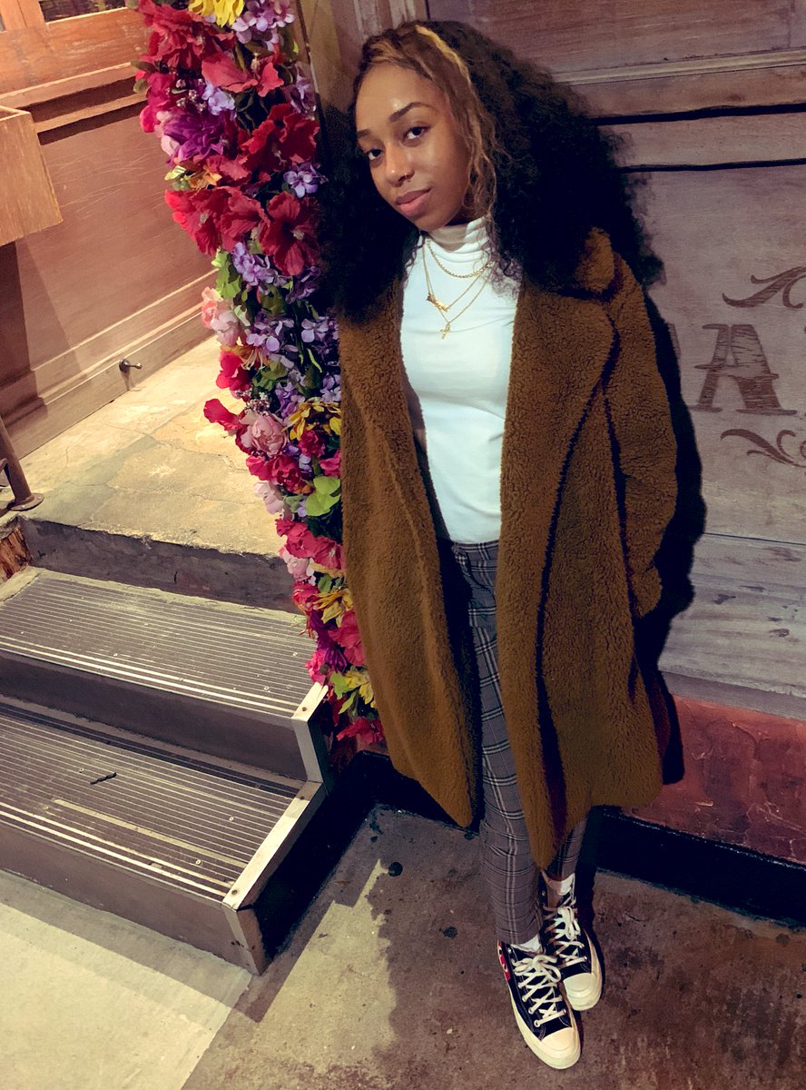 LeasiaNeblett's tweet photo. come let’s take pictures next to the fake flowers @lizahaugustine don’t like https://t.co/DFUdPIffQY
