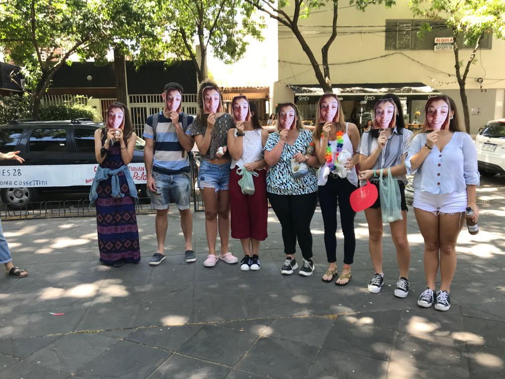 A un año de mi recibida, es necesario un twit de apreciación a esta foto. Mis amigas esperándome en la puerta de la facultad con caretas de mi cara cuando me agarró una alergia mutante. Las verdaderas hdp ♥️