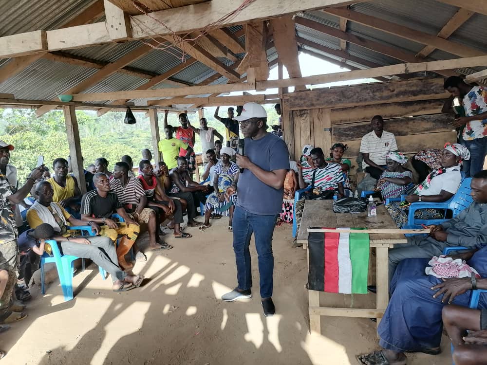 AMajeedMajor's tweet photo. RESCUING OUR COMMUNITIES #ELECTION2020
Interacting with the Chiefs of Annorkrom, Aseidukrom, Kofi Gyame in Ashanti Region

Donated some boxes of machete, axe and solar lamp to the hardworking PC - Hon. Azumah Joseph.
#VoteNumber2
#JJ2020 
#KwameAwuahDarko https://t.co/ZwffF8wMTI