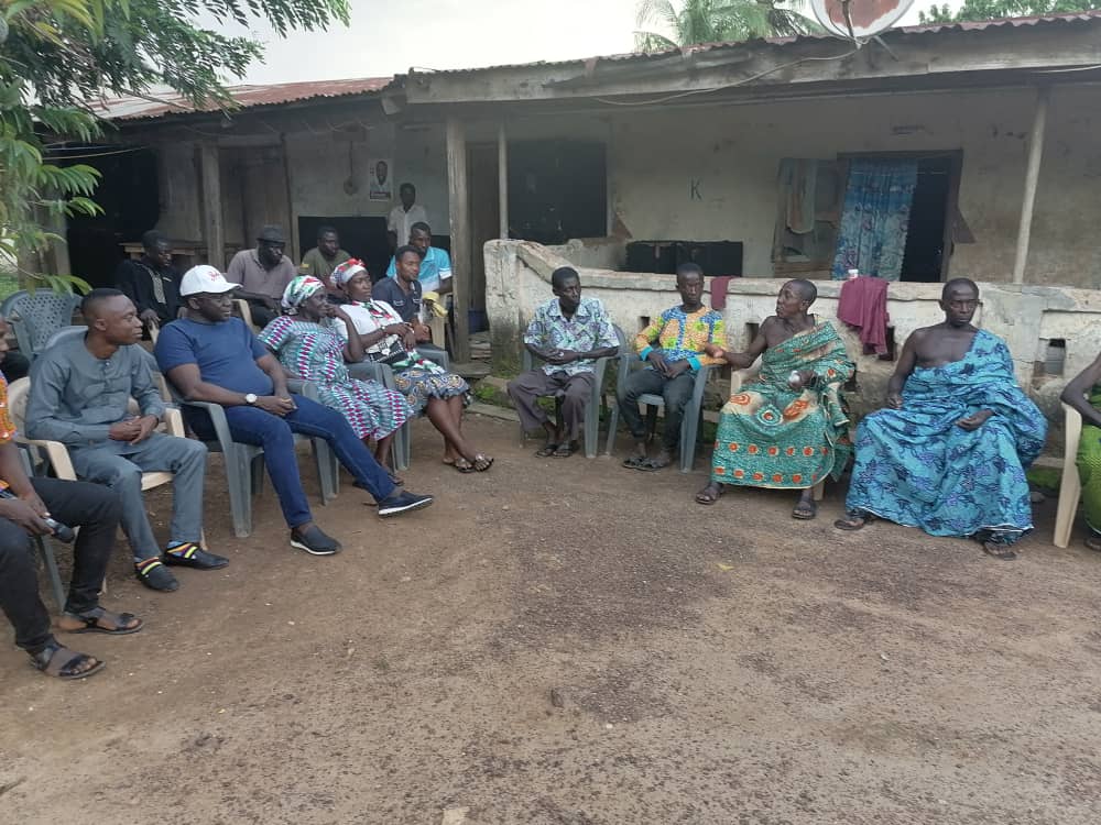 AMajeedMajor's tweet photo. RESCUING OUR COMMUNITIES #ELECTION2020
Interacting with the Chiefs of Annorkrom, Aseidukrom, Kofi Gyame in Ashanti Region

Donated some boxes of machete, axe and solar lamp to the hardworking PC - Hon. Azumah Joseph.
#VoteNumber2
#JJ2020 
#KwameAwuahDarko https://t.co/ZwffF8wMTI