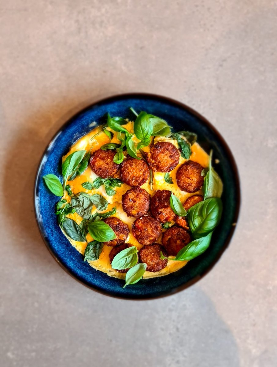 CREATIEF met Falafel Mexican.

Anouk had zin in comfortfood en combineerde onze Falafel Mexican met eitjes en verse kruiden want waarom niet? En naar verluidt was het heerlijk! 

Foto: @anouk_vdj 

#veggie #bio #falafellove