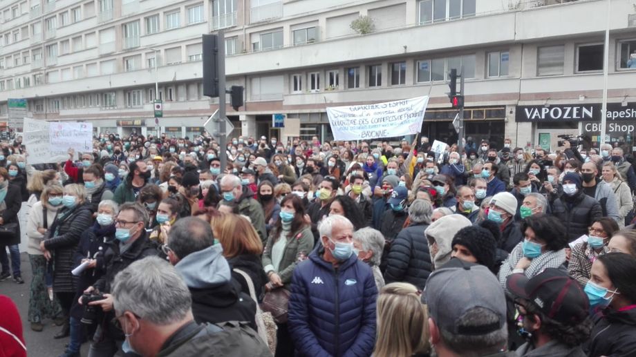 icipaysbasque's tweet photo. Un millier de personnes manifestent à Bayonne contre la fermeture des commerces "non essentiels" https://t.co/DLcubLEs4l https://t.co/Guei37Nmow