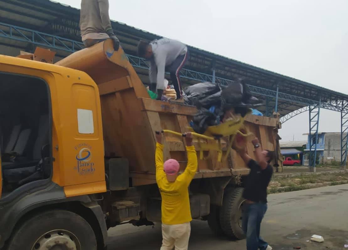 AlcaldiaUD's tweet photo. feriado de forma oportuna y a la hora establecida.
Se solicita a la ciudadanía su respectiva colaboración al manipular los desechos sólidos, recordamos que quienes realizan la recolección de la basura también tienen familia y se #exponen a los riesgos que dicho trabajo conlleva. https://t.co/BAmG58EaFJ