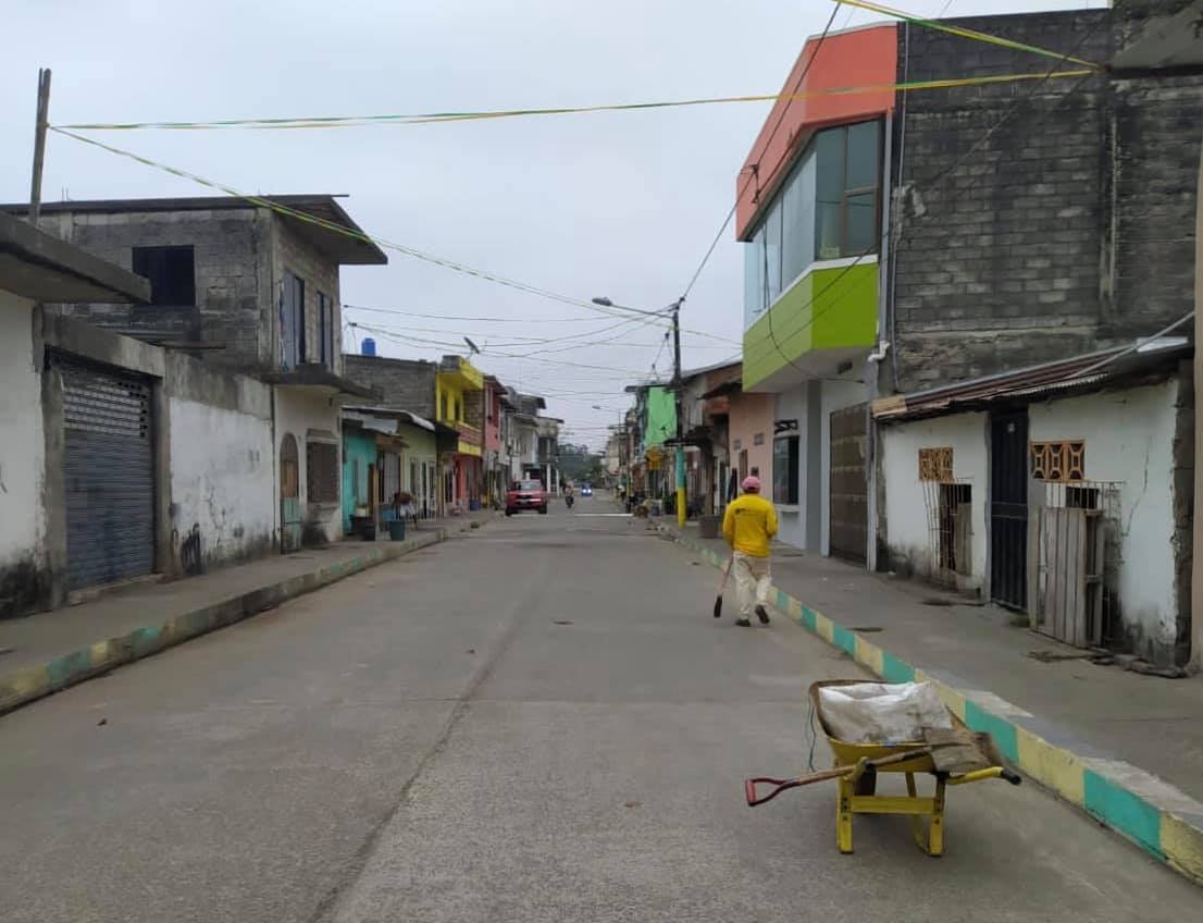 AlcaldiaUD's tweet photo. feriado de forma oportuna y a la hora establecida.
Se solicita a la ciudadanía su respectiva colaboración al manipular los desechos sólidos, recordamos que quienes realizan la recolección de la basura también tienen familia y se #exponen a los riesgos que dicho trabajo conlleva. https://t.co/BAmG58EaFJ