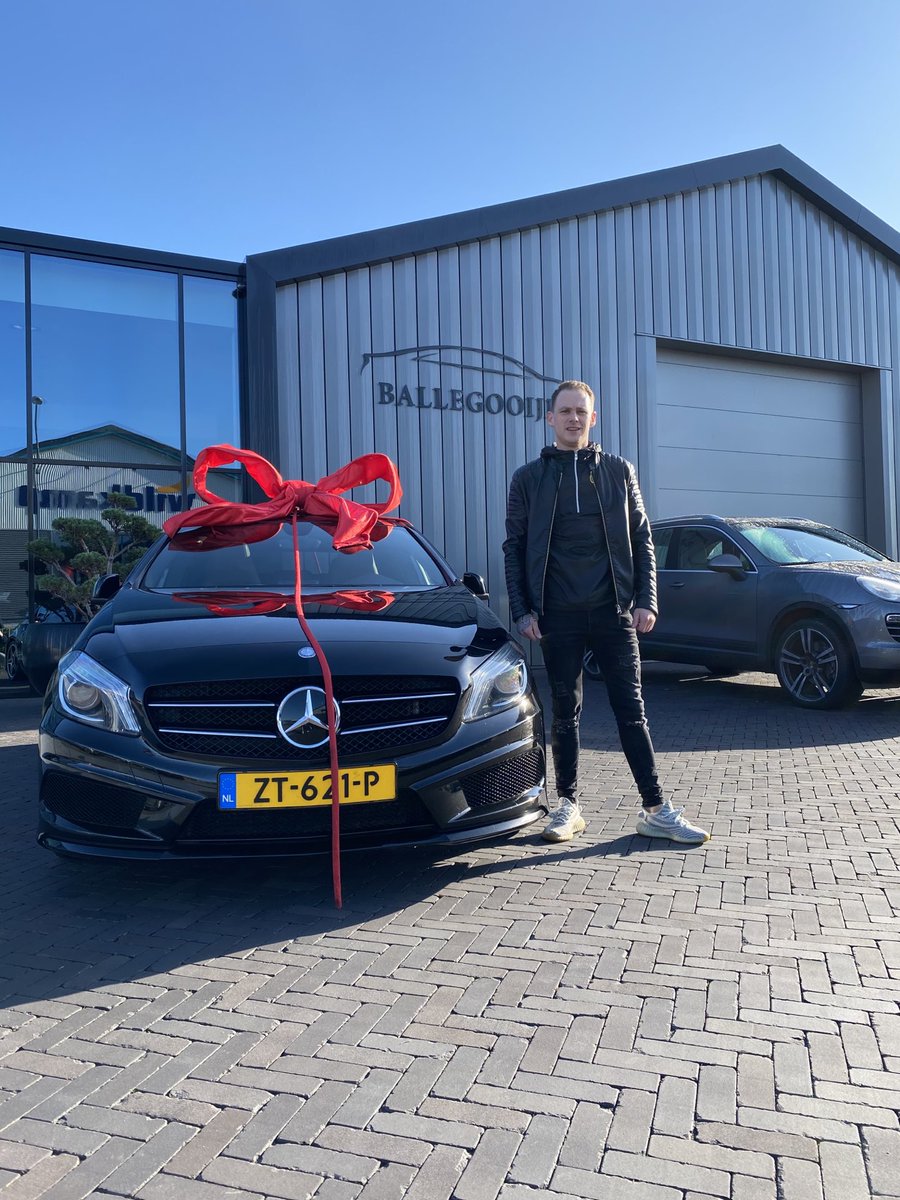 dawnfiremusic's tweet photo. Say hallo 👋 to my new friend ⭐️ 🏎 #new #car #dawnfire #hardstyle #mercedes https://t.co/O8uBOKFh8a