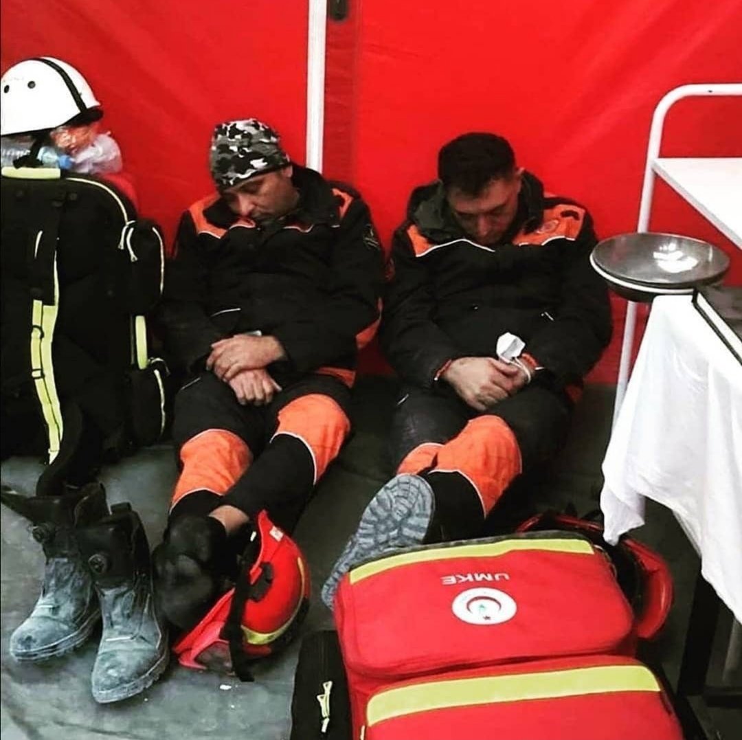 Bazı kahramanlar pelerin takmaz ❤️
#destekolunmeslekolalım
#itfaiye
#izmirdepreminde
#TESEKKURLERAKUT
#TesekkurlerAfad