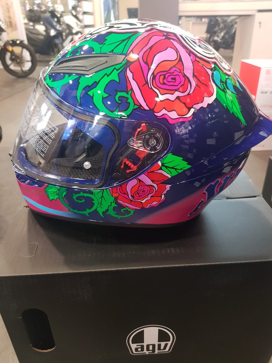 Hola a todos, la marca AGV siempre fiel a la memoria de nuestro querido Luis, ha decidido sacar un nuevo modelo de sus increíbles cascos, con la réplica de Luis con un precio mucho más asequible, respetando siempre la calidad que caracteriza a la marca.
