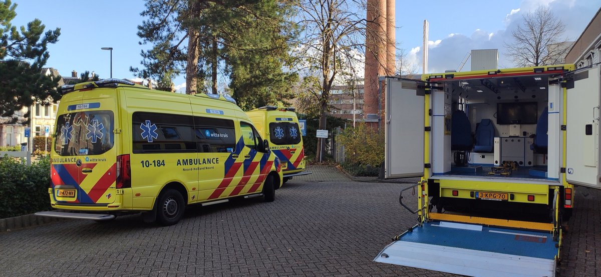 micu_asd's tweet photo. Even luchten na rit 2, en inmiddels na een beetje pielen en een beetje hulp van @scottkleijn die aan de andere kant even een prullenbak verwijderd heeft zijn we bij de derde patiënt van de dag gearriveerd #status2 #dmvda #meemetdemicu #COVID19NL https://t.co/AGb0Y2wQss