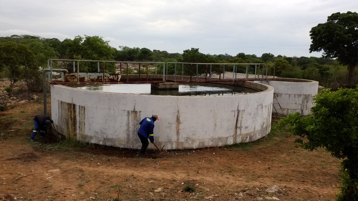 MasvingoDF's tweet photo. Msvngo Chivi Chombwe pipline water scheme: The New Dispensation Devolution Funds being channelled 2wards ensuring access 2 clean water n sanitation #SDG6, Ensuring food security by reviving irrigation schemes in Chivi North and Central #SDG2.Chivi Council Chairman Mr Mukungunugwa https://t.co/AFdtEft64V