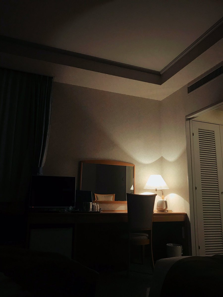 hl_0032's tweet photo. 今日は撮影の前入りでエクシブに泊まる。
部屋入った時から暖房で暖かくて気持ちよかったけど、暑くなってきたから消そうとしてるけどリモコンの場所がわからないナウ https://t.co/pGIFq8Cx47