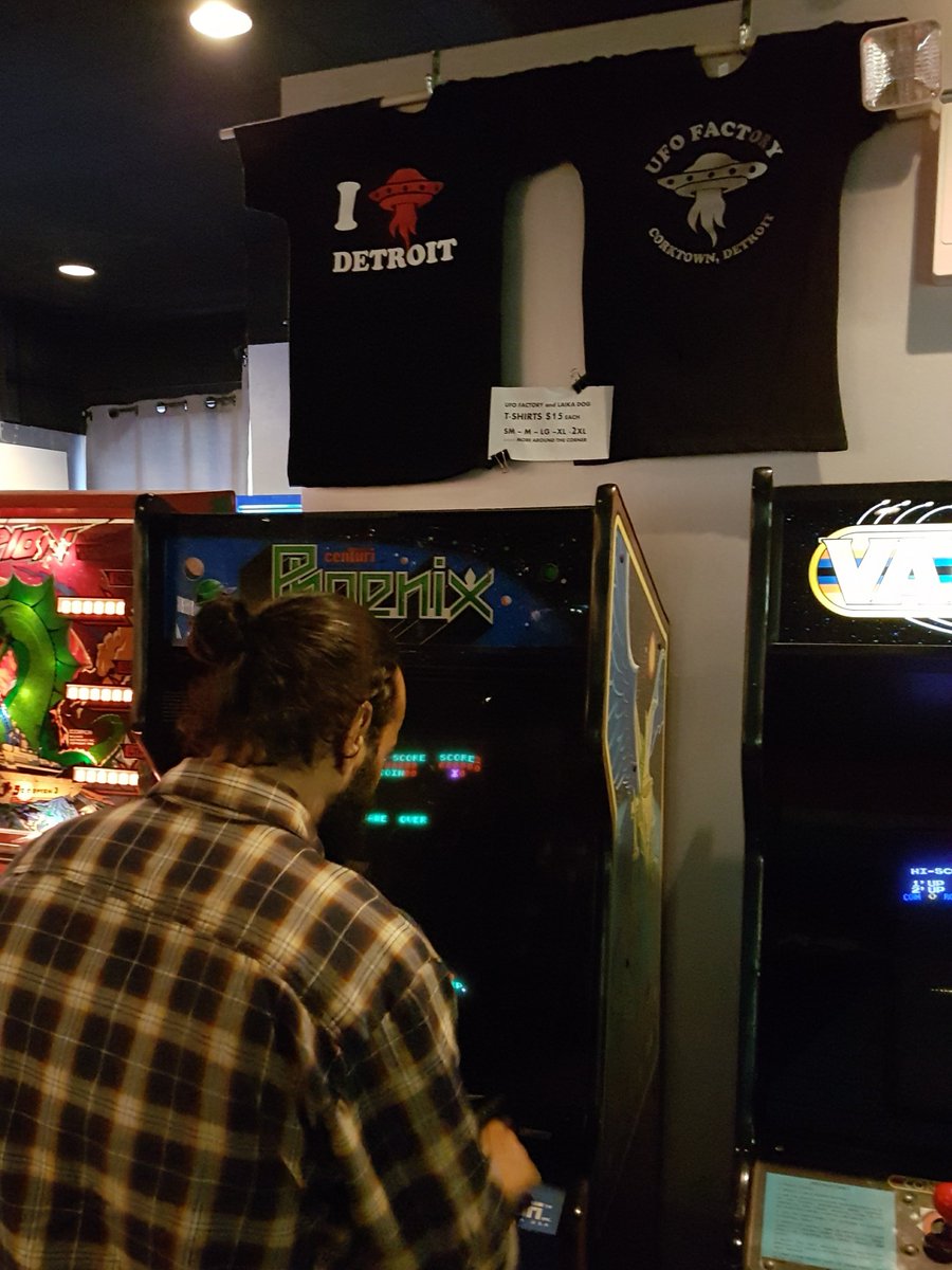 FelipeUFO's tweet photo. Uma foto do UFO Hipster em Detroit para comemorar a virada em Michigan. #UFOFactory https://t.co/Q4o5uRNU6D