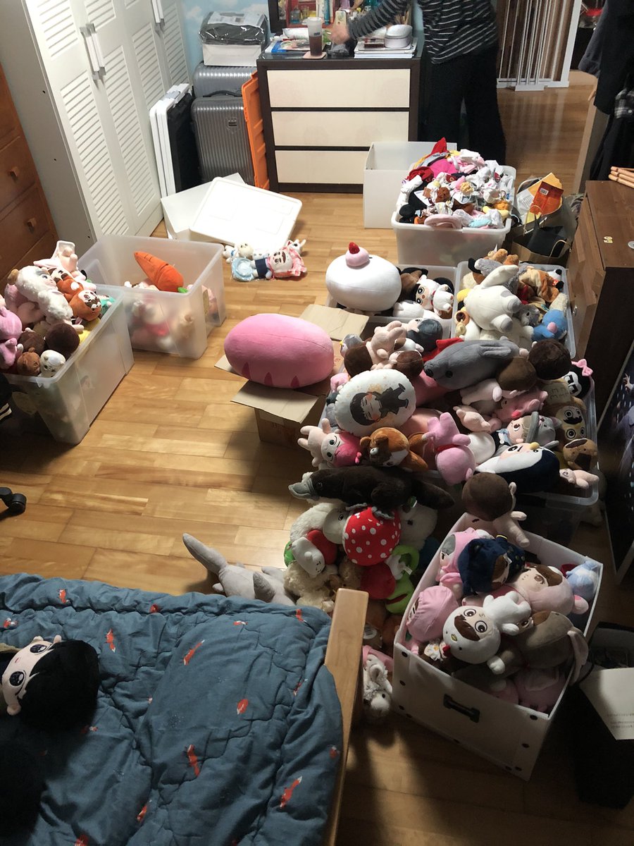 정리하기 전에 양도받으심 개당 만원에 드려요...... 인형옷도 드려요......