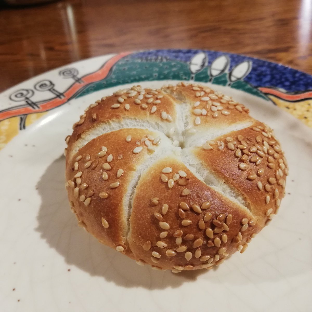 Cafe 茶々華 明希 漆作家とバリスタ 新しいパン セサミカイザーロール カイザー とは フランス語で 皇帝 を意味していて パンの上面からみた模様が皇帝や王様のかぶる王冠のように見えたことから カイザー ってパンの名前に入れたんだとか