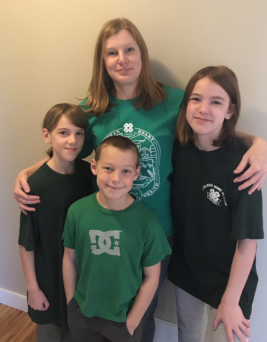 JDGaultier's tweet photo. Me & my little #4Hers! #ShowYour4HColours @BASFAgSolutions @4HCanada @4HManitoba https://t.co/kXqrV6JWE5