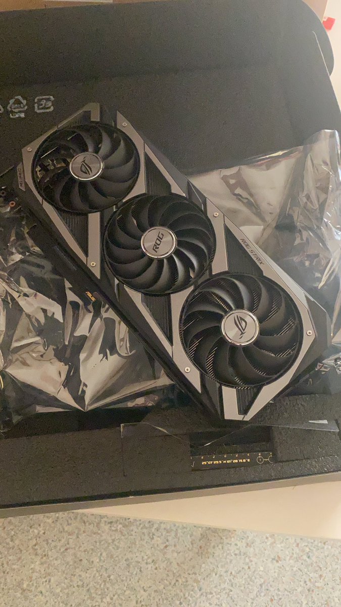 Nach 4 Jahren kann man sich mal gönnen 🤘😁 <a href="/asusrogde/">ASUS ROG DACH</a> <a href="/asusde/">ASUS Deutschland</a> 

Fehlt nur noch das Netzteil was schwerer zu kriegen ist als die Karte 😅 <a href="/Seasonic/">Seasonic</a> 

Asus Rog?
Asus Rockt!🤘😊