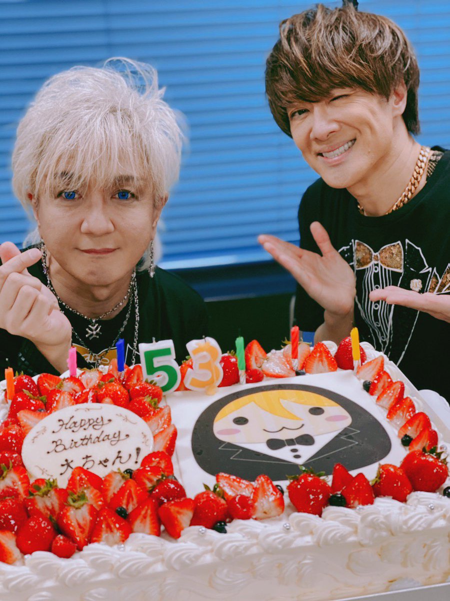 AXS1126access's tweet photo. 大ちゃんお誕生日おめでとうございます🍰🎉🎉🎉🎂🎉🎉🎉✨
いくつになっても可愛くて綺麗で素敵です🥺♥✨🌌
いつも大ちゃんの音楽に励まされています✨😌✨
#浅倉大介
#DA53
#浅倉大介生誕祭2020 https://t.co/pv0eDlH7E8
