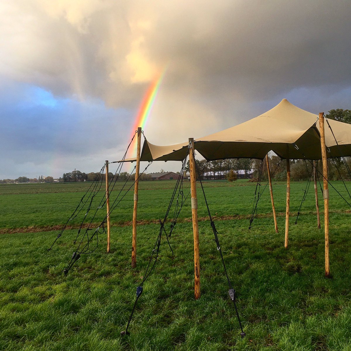 Onder deze 🌈 geen⚱️maar nog iets veel mooiers 🤩 Gisteren tijdens het opbouwen verrast door een schitterende regenboog!
#tent #huren #stretchtent #regenboog #bosverhuur #stretchtentnl #tentverhuur #partyverhuur #bedoeienentent #trouwenin2020 #trouwenin2021 #wedding