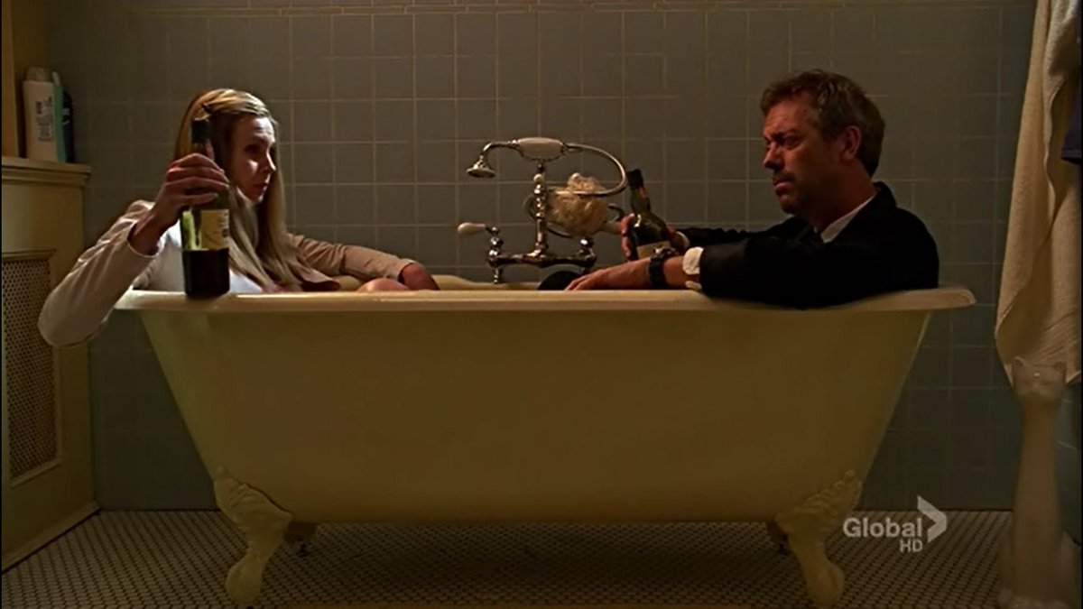 Мужчина принимает ванну. Доктор Хаус в ванне. Доктор Хаус и Эмбер в ванной. Доктор Хаус под викодином.