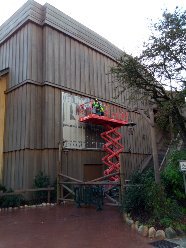 _sharethemagic's tweet photo. We spotted these two hard at work in Frontierland on the 22nd. Good work, gentlemen, thank you for everything you do to make our park so beautiful! #imagineering #castcomplement #DisneylandParis  #nomagicwithoutyou #SharetheMagic @dlphelp https://t.co/LDwCWTbAdW
