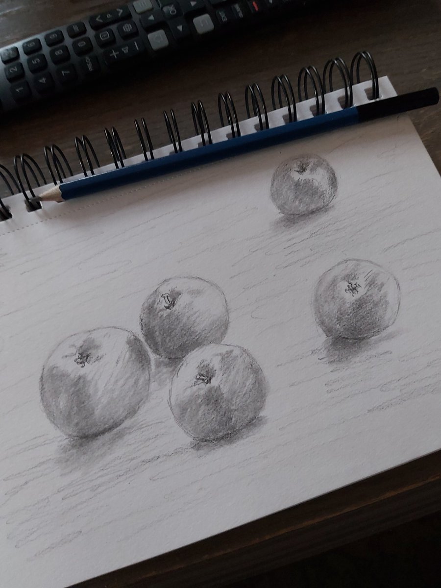 Elints22's tweet photo. Apple study 🙂
#HookedOnApples 🍎
#quickscetch
#Pencildrawing https://t.co/cZpujm1E3w