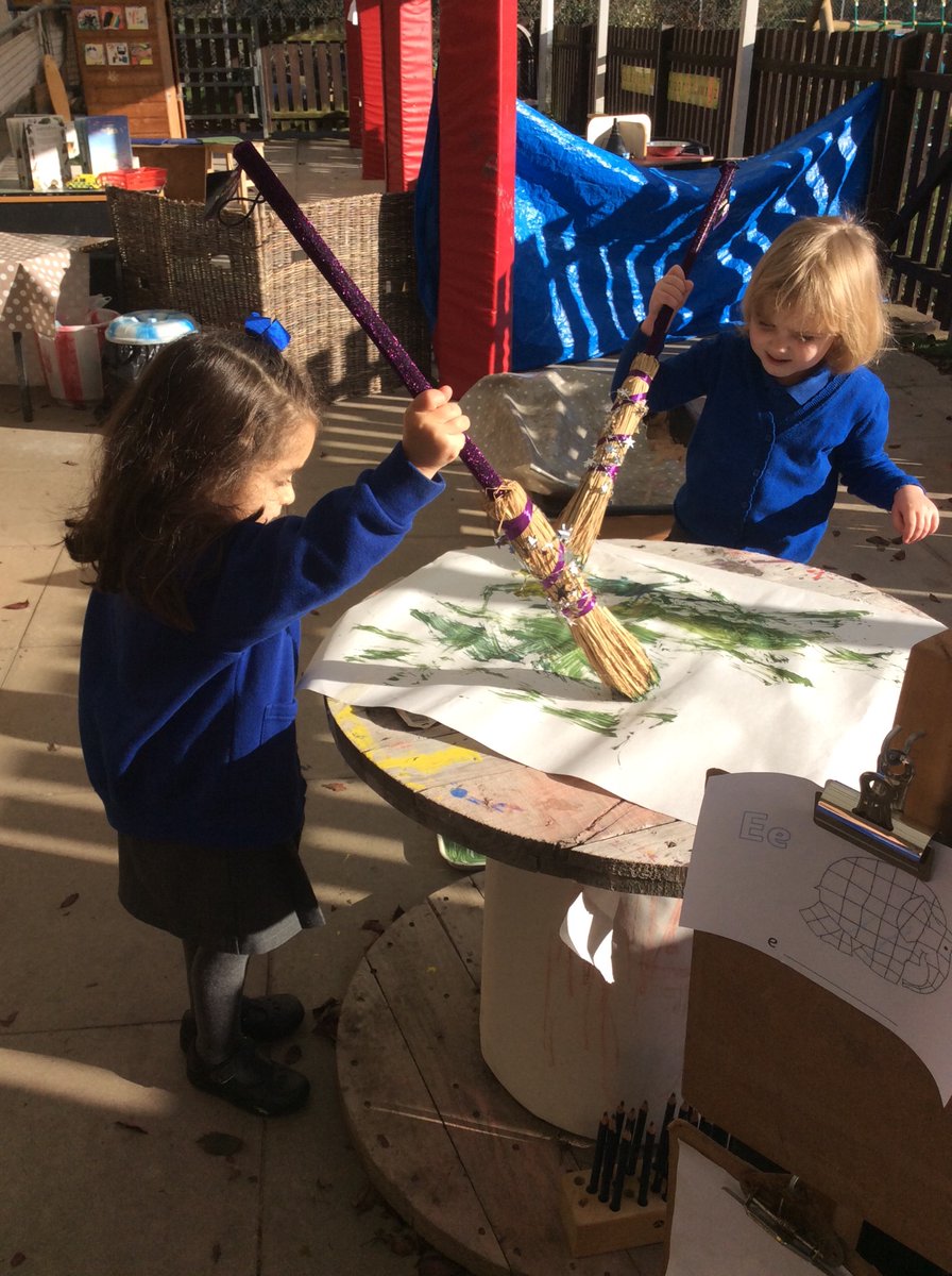 SissonMrs's tweet photo. @ClivetheCrane Robins were enjoying, achieving and learning in the sunshine this morning painting with broomsticks! We had so much fun! 😀 https://t.co/g2LCchhmmi