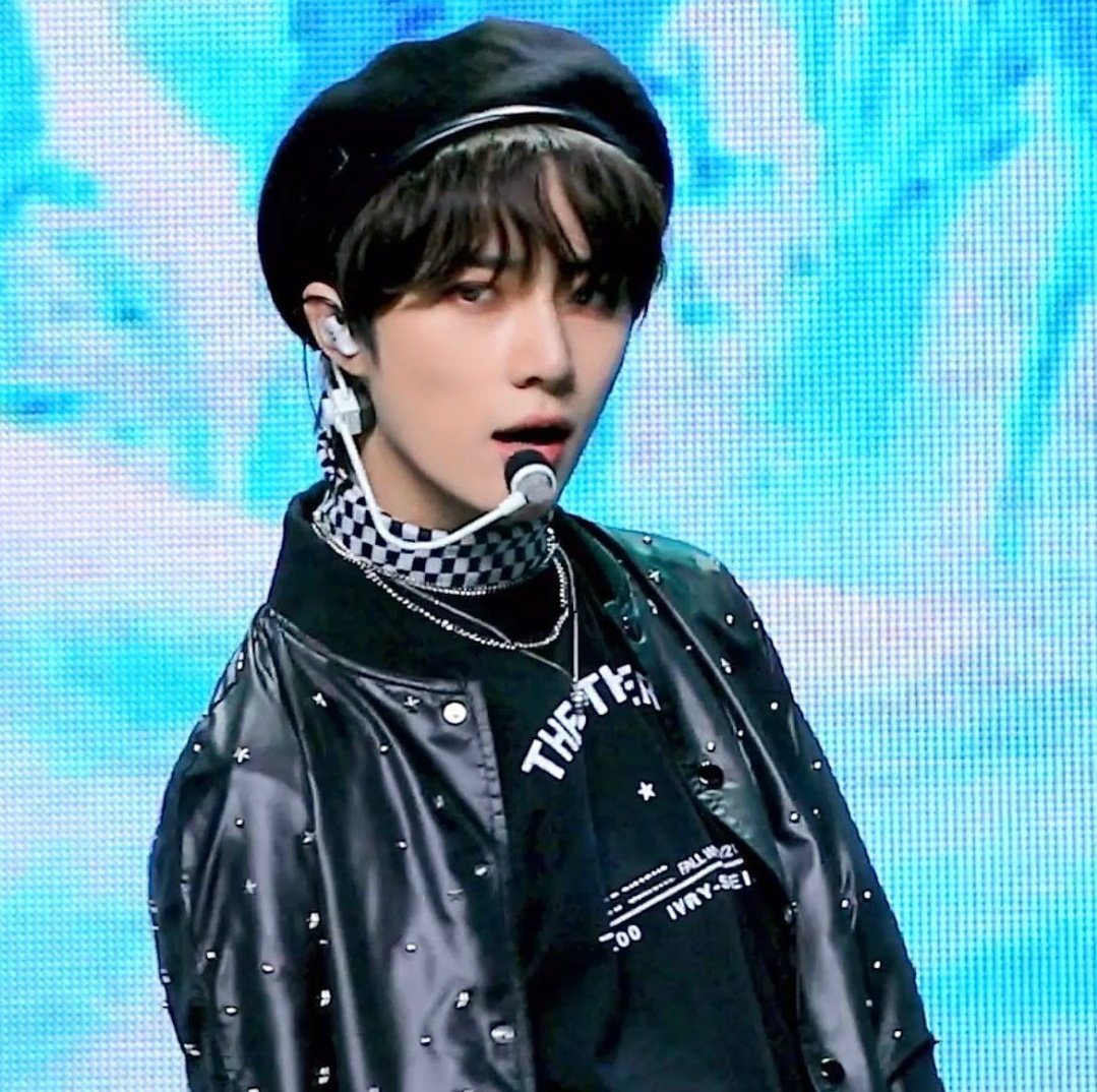 Drama_YJandSB's tweet photo. Да он просто издевается
#BlueHour #BlueHourOutNow #BlueHourwithTXT #txt #TXT_BlueHour #TXT_BEOMGYU  #투모로우바이투게더 https://t.co/6znetGW3CP