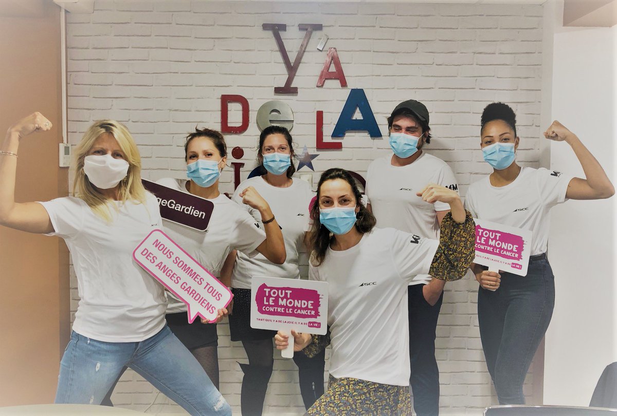 Merci à l’équipe de l’association <a href="/TLMCofficiel/">Tout le monde contre le cancer</a> qui fait un clin d’œil à la <a href="/scc_team/">Team SCC</a> en prenant la pose avec nos t-shirts ! 💙
Grâce à vos kilomètres, nous avons dépassé les 700 € de dons collectés !
Allez, on ne relâche pas les efforts, go… go … GO ! 🏃‍♀️🚶‍♂️