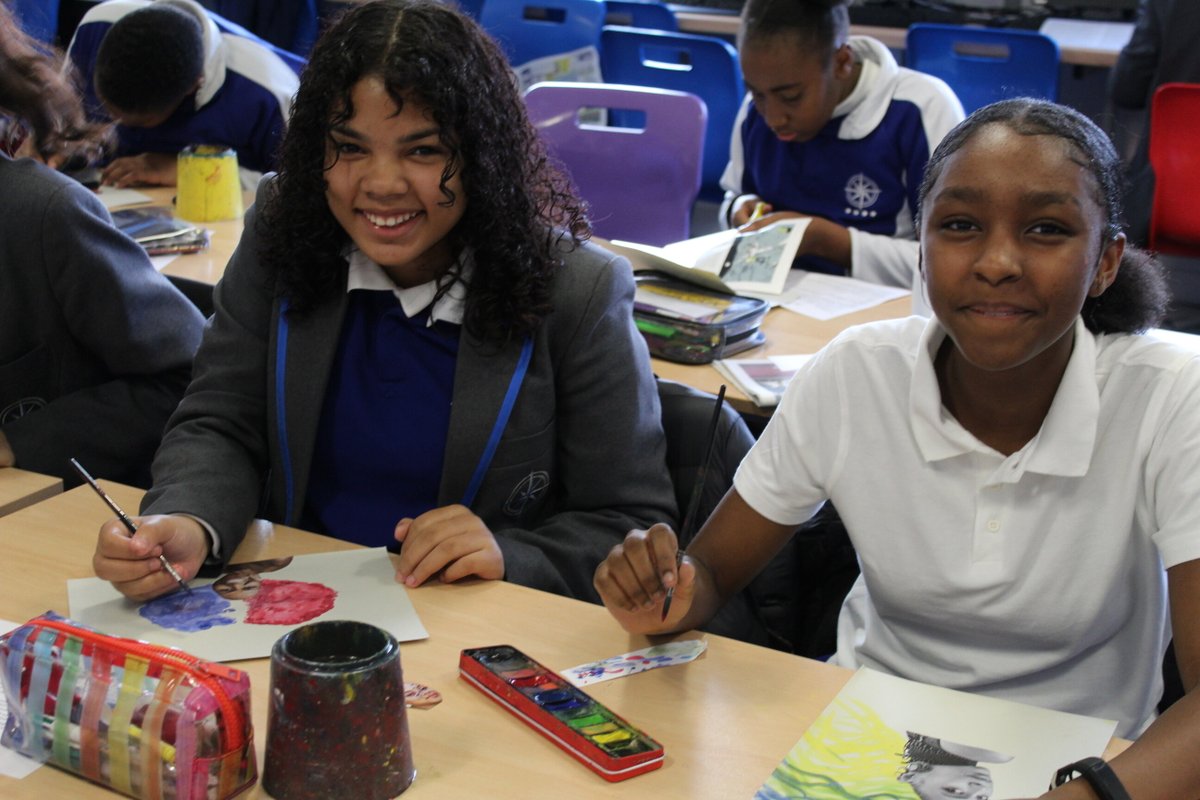 ArkGreenwich's tweet photo. During our Drop Down Days in Art, our scholars were inspired by the work of multimedia artist and photographer, #LornaSimpson. Ms Simpson is known for her art that celebrates the beauty of
black women’s hair. #celebratingdiversity #ddd1 https://t.co/UERtoFdLzH