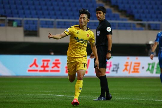 WON-SANG EOM / GWANGJU / 21Extremo que ha disputado su primera temporada en la K League 1 y ha tenido un gran rendimiento, con 7G y 2A siendo un jugador importante. Habitual de las inferiores de Corea del Sur, destaca su velocidad y verticalidad. Futuro.
