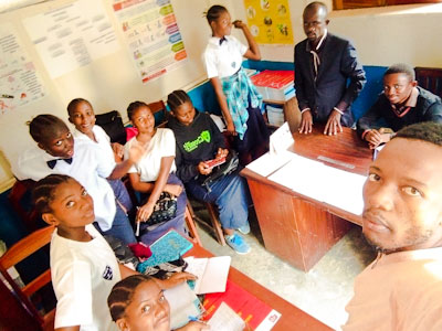 RCTshopo's tweet photo. #RACOJ_JRNEE_SCIENTIFIQUE_LT_MAPENDANO
@GMukulangando avec Abala et Joris ont reçu les élèves de #LTM pr un TD sur #RACOJ. Après le partage, remise de 3Documents à chacune. @MinistereEPST @USAmbDRC @MarieStopesRDC @PNMLS1 @sergesindani01 @bakonga_willy https://t.co/5NSHEFs4Ds