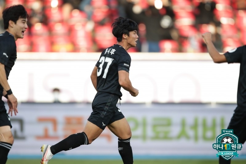SI-HOO HONG / SEONGNAM / 19 Delantero debutante en el fútbol profesional, es un atacante con mucha movilidad, ideal para generar espacios, sacar a los centrales de su zona y aún con mucho margen de mejora, especialmente en el aspecto físico. Jugador a seguir.