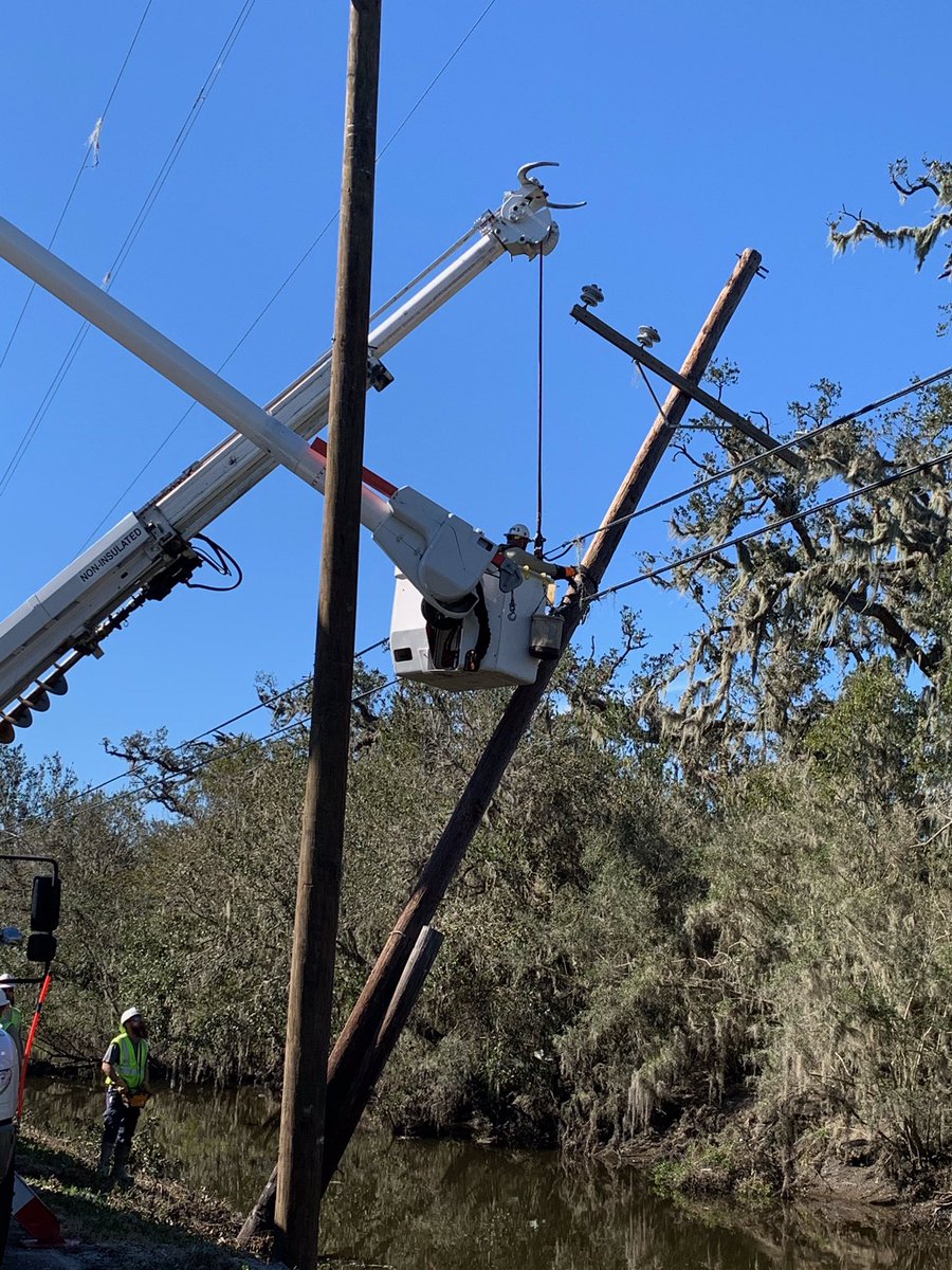 AEPOhio's tweet image. Our AEP Ohio team is working alongside more than 6,200 other utility superheroes to restore power in Louisiana. They’re working with @Entergy on a 2 mile stretch of line that needed almost every pole replaced or straightened after #HurricaneZeta.