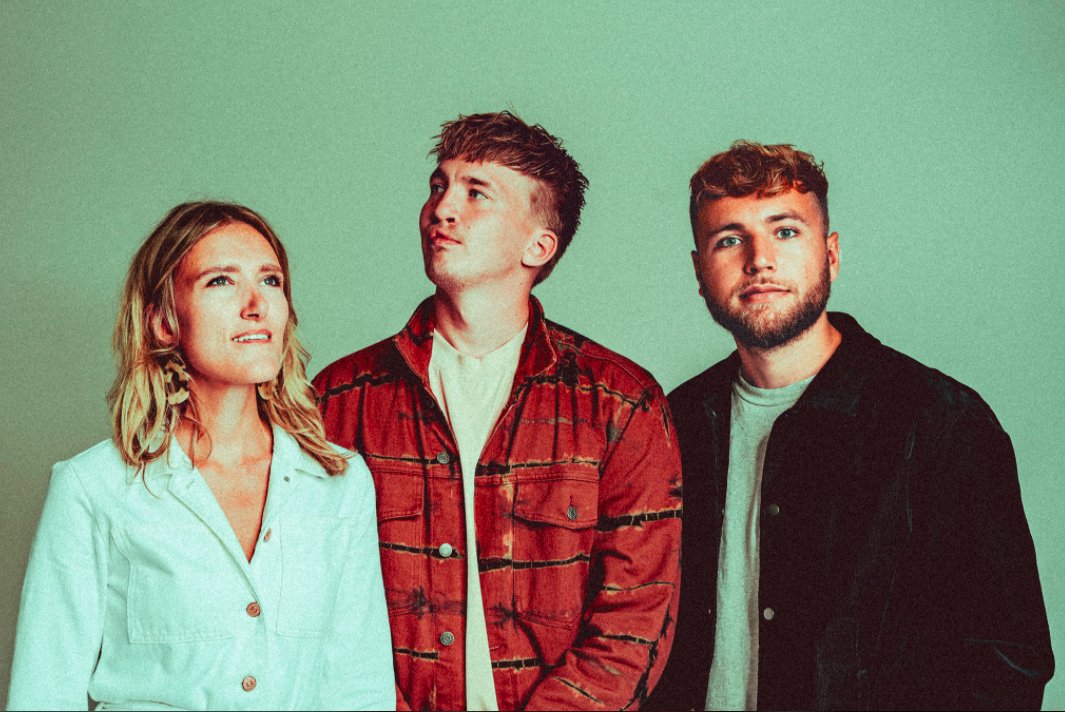 SoundAware (@soundaware) on Twitter photo ‘De Overkant’ regionaal meest gedraaid in oktober 📻 De hit van <a href="/SuzanenFreek/">Suzan & Freek</a> is afgelopen maand het vaakst voorbij gekomen op de regionale radio. Landelijk werd ‘Kings & Queens’ het meest gedraaid. Nieuwsgierig naar de Airplay Top 20 van oktober? Klik! lnkd.in/gugt7Sg ‘De Overkant’ regionaal meest gedraaid in oktober 📻 De hit van <a href="/SuzanenFreek/">Suzan & Freek</a> is afgelopen maand het vaakst voorbij gekomen op de regionale radio. Landelijk werd ‘Kings & Queens’ het meest gedraaid. Nieuwsgierig naar de Airplay Top 20 van oktober? Klik! lnkd.in/gugt7Sg
