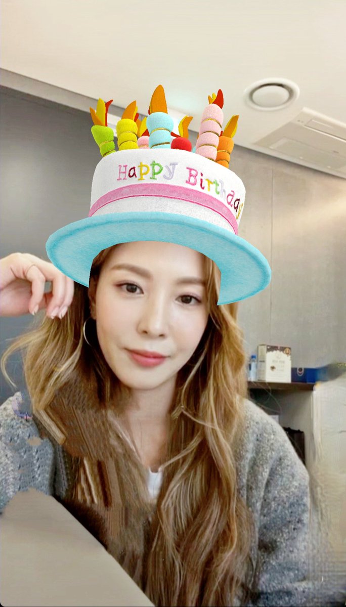 BabySuie's tweet photo. Happiest Birthday Queen #BoA Wishing you a day filled with happiness and a year filled with joy ❤️🎂🎊.  Hope i can listen ur new album soon 👍
#BoA
#HappyBoADay
#BoA_Still_Our_No1
@BoAkwon @BoA_Official https://t.co/RnQ7QcT1a0