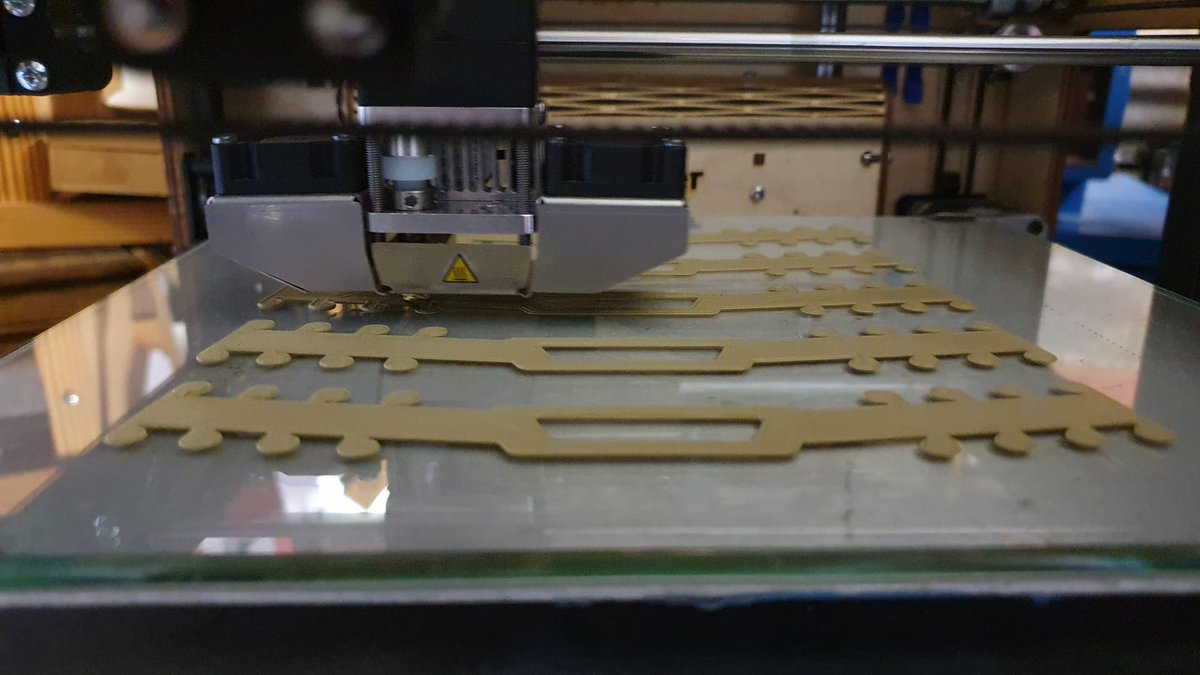 Votre masque vous démange ? Imaginez ce que c'est de le porter toute la journée... un calvaire que nous tentons de soulager grâce à la production d'attaches pour masques 😷❤️
Ici, une commande de 1.000 attaches à l'imprimante laser en collaboration avec <a href="/SAFRAN/">Safran</a> pour le <a href="/chcliege/">CHC Groupe santé</a>