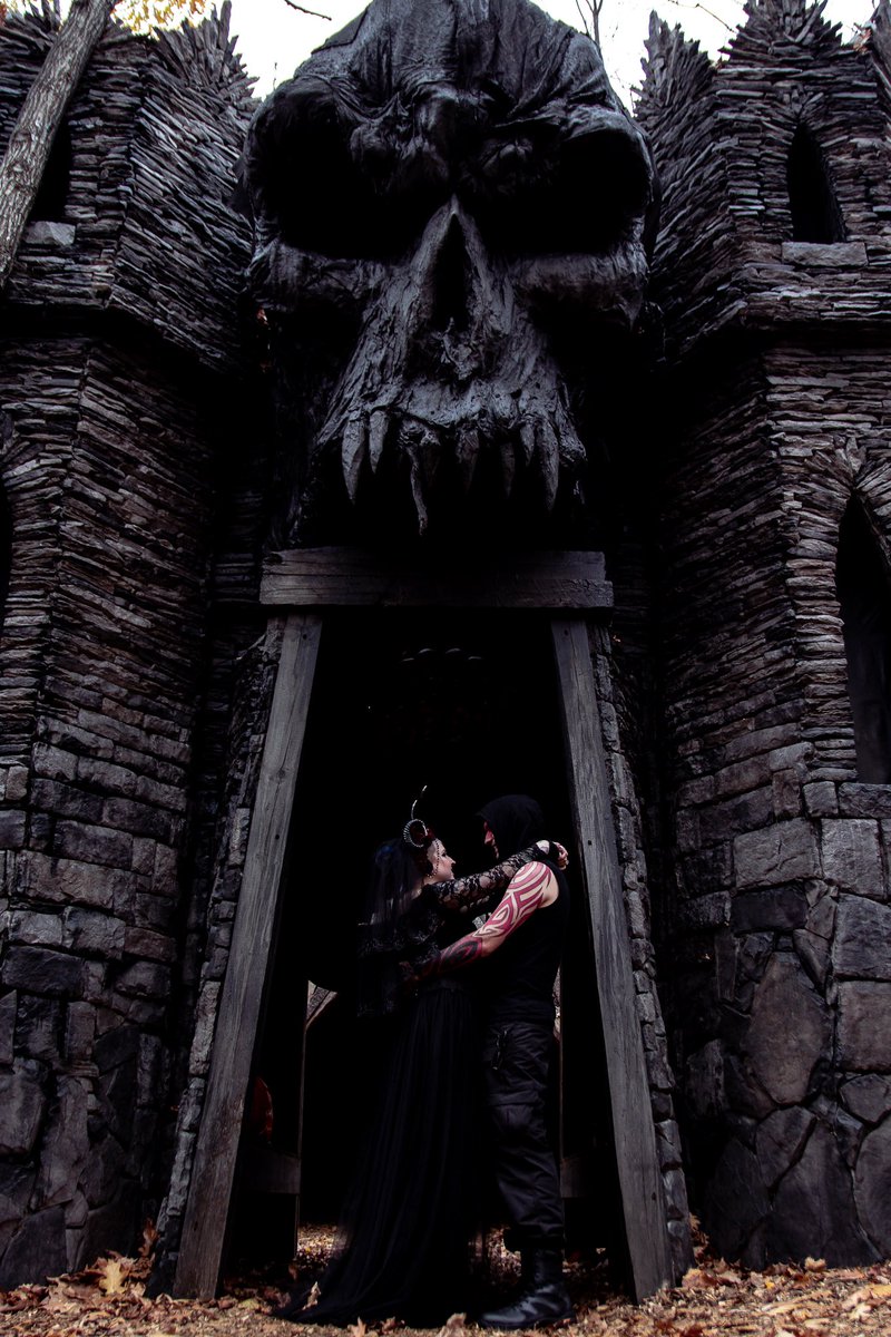 ThatGothMom's tweet photo. Dark hearts π€
πΈ @AmyYoungPhoto
#weddingphoto #halloweenwedding #Halloween #wedding #hauntedoverload https://t.co/U6Fpn1yLUV