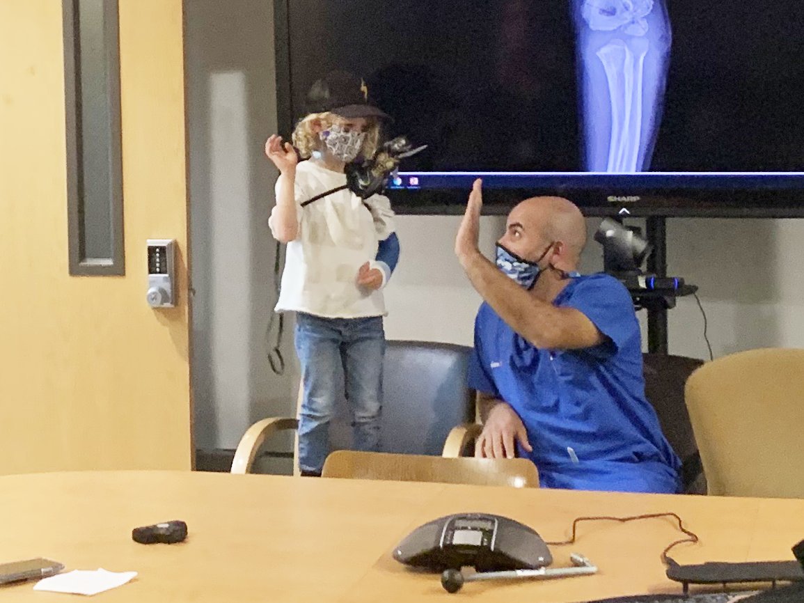 MontefioreOrtho's tweet photo. High five! Alexander is related to one of our staff, so he got an extra round of applause when he got to show off his cast and X-rays at our weekly pediatric indications conference. #ServingOurKids #MontefioreProud #DoingMore @MontefiorePeds @EricFornari https://t.co/Z5AqannY7D