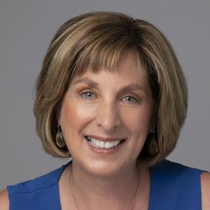 acting4sales's tweet photo. What are the red flags an organization needs to look out for when building a strategic team and plan for #5X deals? It starts with #leadership commitment. These insights and more are found in this episode of #BitsAboutBooks with @Lisa_Magnuson. https://t.co/7MHazmXqeN https://t.co/QoqWUWrofX