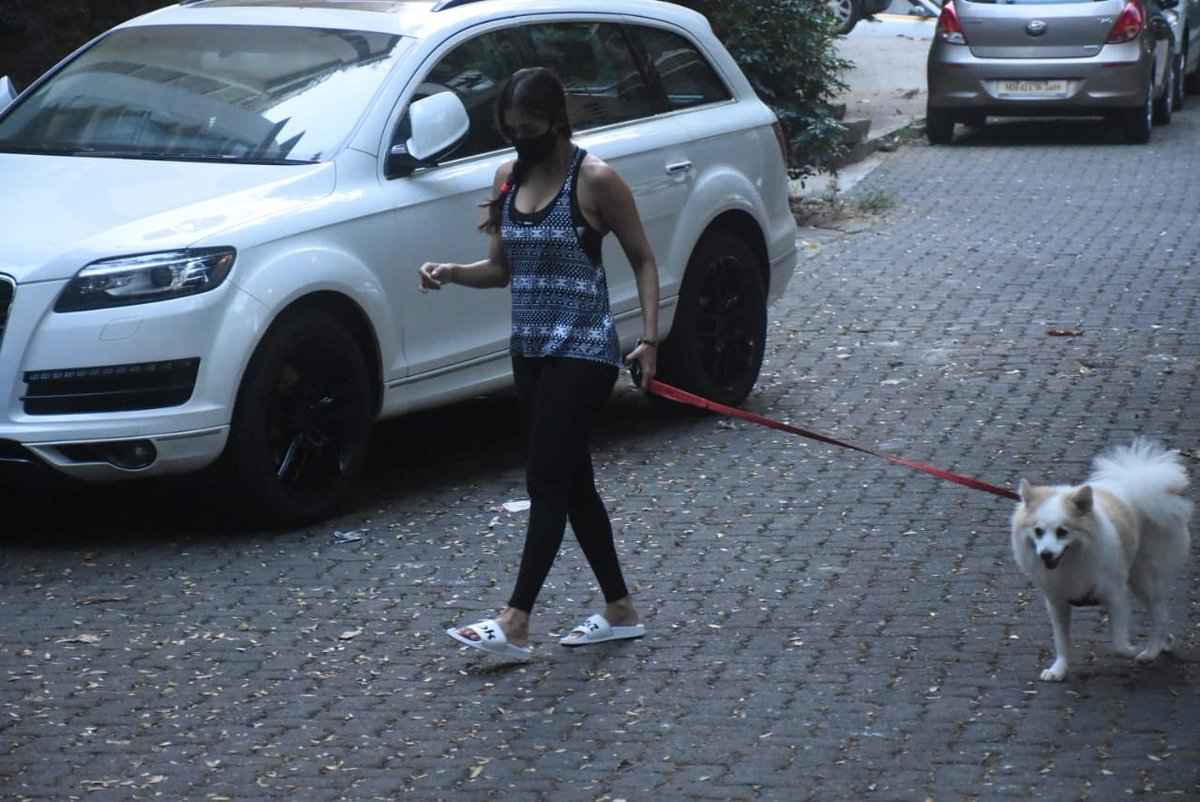 MovieTalkies's tweet photo. #MalaikaArora &amp; with her dog on the streets of Bandra 

#malaikaarora #doglovers #star #papprazzi #spotted #bollywood #movietalkies #papped https://t.co/Hi0RzFzwli
