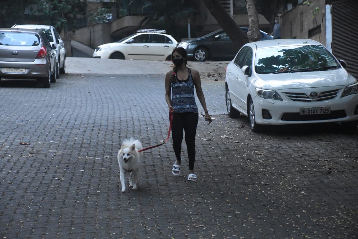 MovieTalkies's tweet photo. #MalaikaArora &amp; with her dog on the streets of Bandra 

#malaikaarora #doglovers #star #papprazzi #spotted #bollywood #movietalkies #papped https://t.co/Hi0RzFzwli