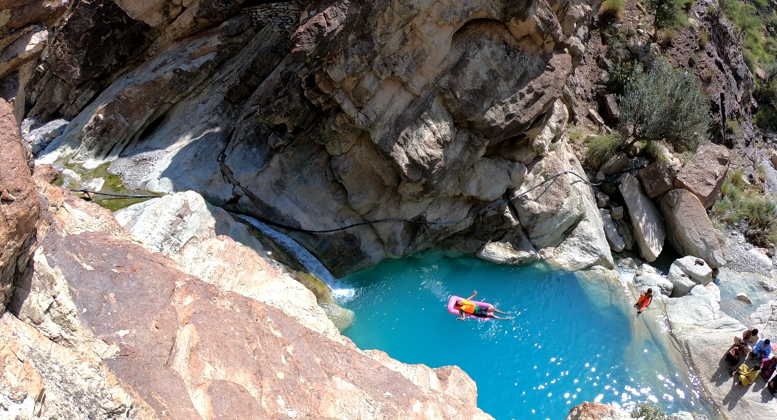 LifeLensScape's tweet photo. Tubko waterfall, Kanrach Valley, Lasbela, Balochistan located at 250 km northwest of Karachi, Sindh, Pakistan. 
The turqoise color of waterfall is so magical that one cannot help but to take a dip in the refreshing spring.
Credits @dev_khalid 
#BeautifulPakistan #BrandPakistan https://t.co/QzKoYkHgCj