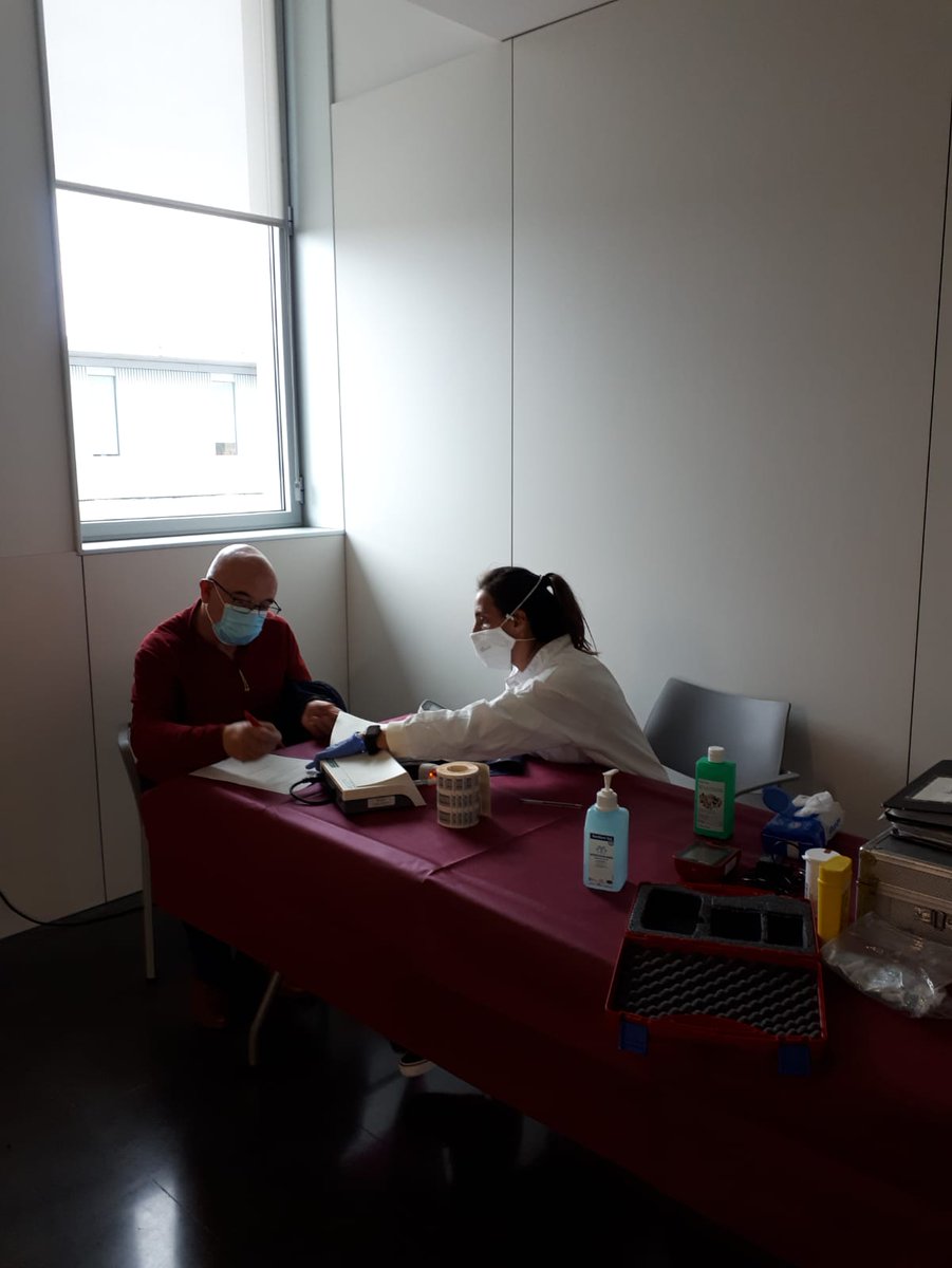 Olotuit's tweet photo. 🩸 Gran agraïment a tots els @donarsang que han superat el #coronavirus i que, a més, avui participen en la jornada de donació de plasma a #Olot. 

🦸🏾‍♀️🦸🏻 La vostra ajuda pot marcar la diferència per a molts afectats per la #COVID19. 

@donantsangOlot @donantsangi #femciutat https://t.co/Trv6DWuiMG