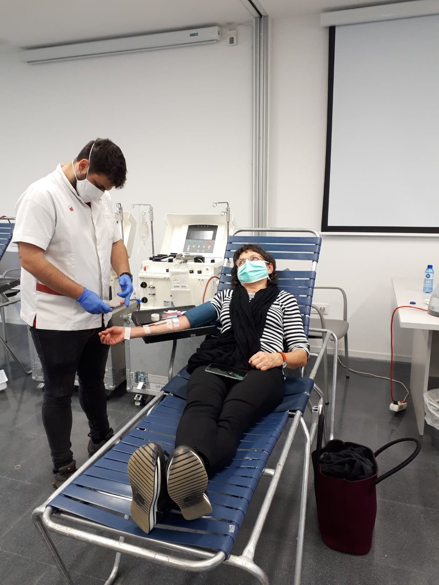 Olotuit's tweet photo. 🩸 Gran agraïment a tots els @donarsang que han superat el #coronavirus i que, a més, avui participen en la jornada de donació de plasma a #Olot. 

🦸🏾‍♀️🦸🏻 La vostra ajuda pot marcar la diferència per a molts afectats per la #COVID19. 

@donantsangOlot @donantsangi #femciutat https://t.co/Trv6DWuiMG