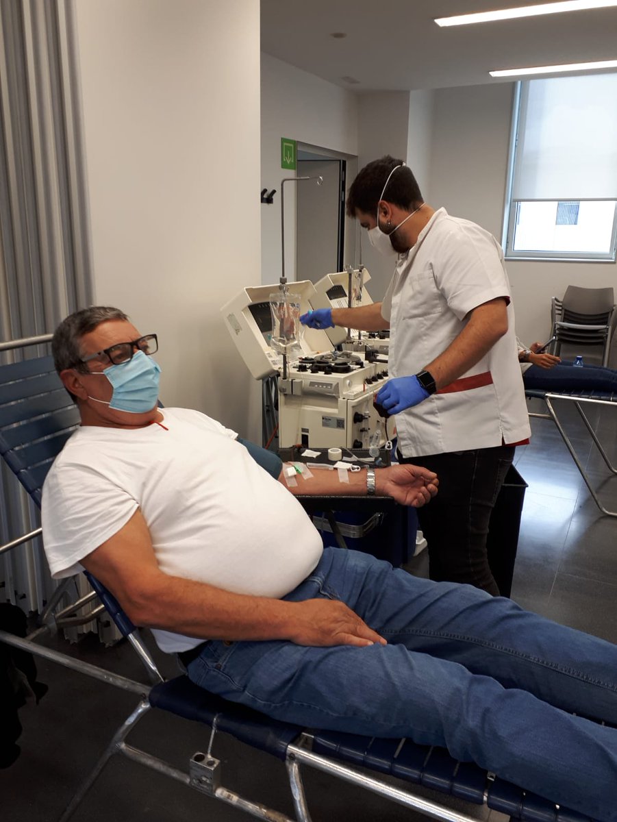 Olotuit's tweet photo. 🩸 Gran agraïment a tots els @donarsang que han superat el #coronavirus i que, a més, avui participen en la jornada de donació de plasma a #Olot. 

🦸🏾‍♀️🦸🏻 La vostra ajuda pot marcar la diferència per a molts afectats per la #COVID19. 

@donantsangOlot @donantsangi #femciutat https://t.co/Trv6DWuiMG