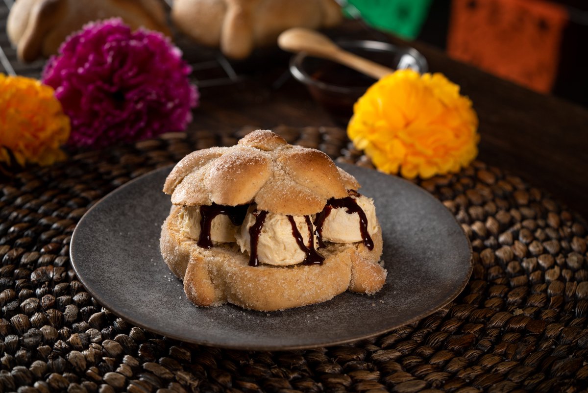 Kiwilimon_LAT's tweet photo. El #DíaDeMuertos está a la vuelta de la esquina, por eso no te puedes perder estas 5 recetas de #PanDeMuerto relleno de helado, queso, chocolate y hasta mole 💀
Da clic para ver las recetas 👉 https://t.co/EfKNI52zSC https://t.co/JeK0IzPglC