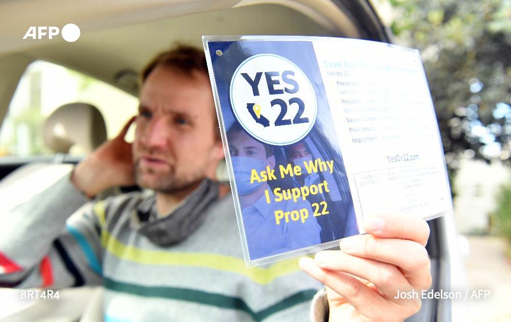 afpfr's tweet photo. La Californie a approuvé mardi la "Proposition 22", formulée par Uber et d'autres sociétés pour préserver leur modèle de plateformes avec des chauffeurs indépendants, lors d'un référendum déterminant pour la "gig economy" (économie à la tâche) #AFP https://t.co/oaCvpVGRpm